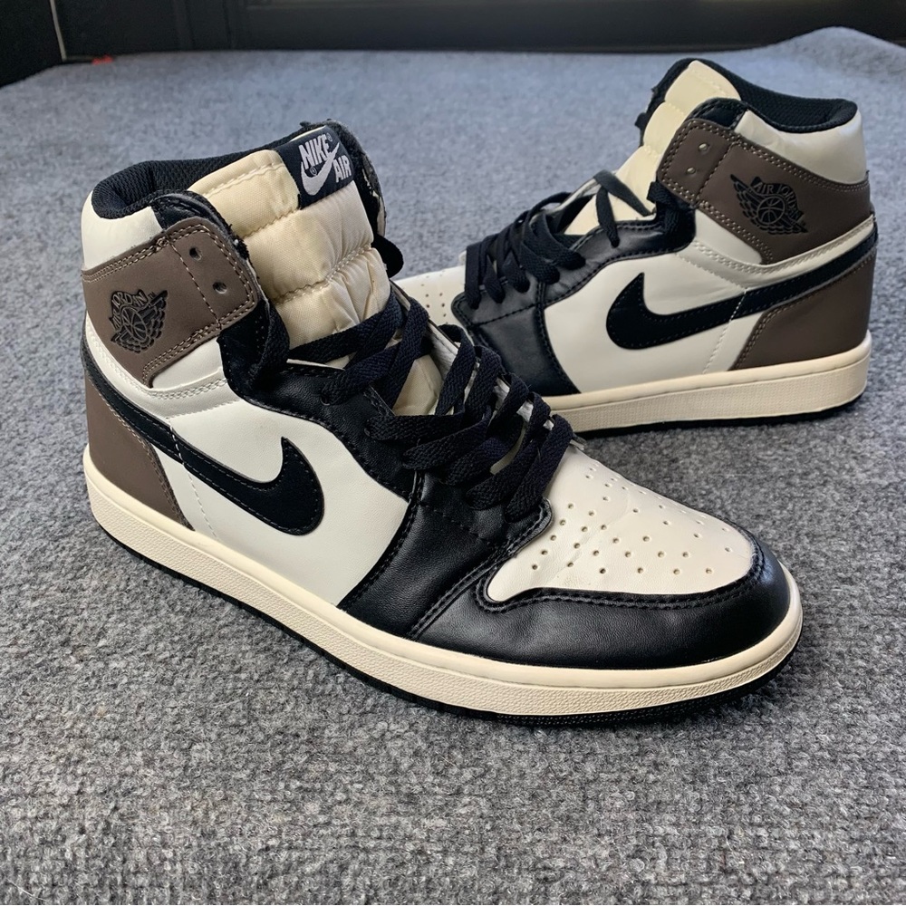 Nike Air Jordan 1 Retro High OG Dark Mocha 555088-105 Size 9.5 US